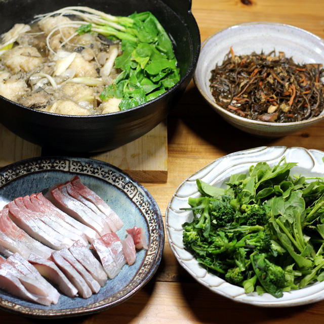 宇和米を使った秋田の郷土料理「だまこ鍋」、カンパチの刺し身、自家栽培ブロッコリー、ヒジキ煮。