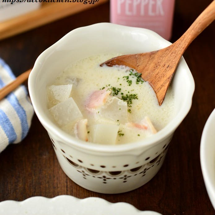 白いカップによそったかぶとベーコンの豆乳スープ