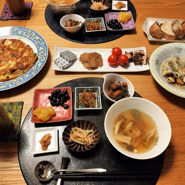 ムール貝のワイン蒸し、スペインオムレツ的たまご焼き、小鉢6品＋αで晩酌