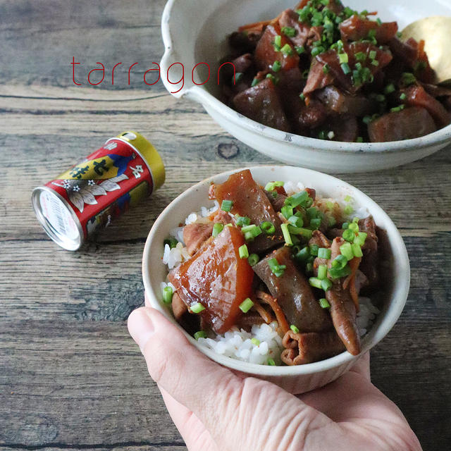 豚モツの味噌煮込み(どて煮)、ごはんにどーんとのせていただきます。