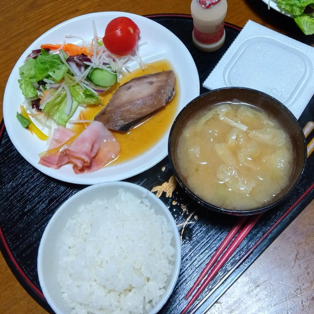 日曜日の朝ご飯は切り身魚と納豆