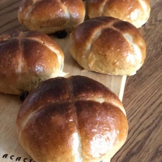 イースターのパン　ホットクロスバンズ（Hot Cross Buns）