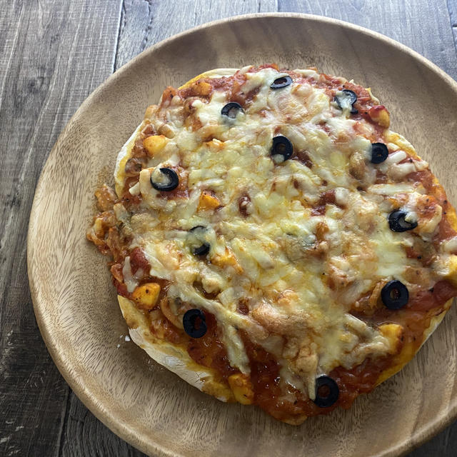 自家製トマトソースのシーフードピザ