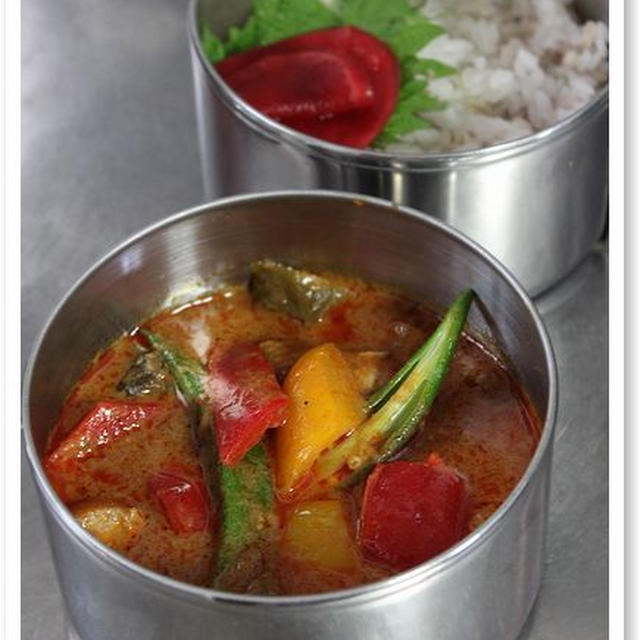 レッドカレー弁当とカニクリームコロッケ弁当