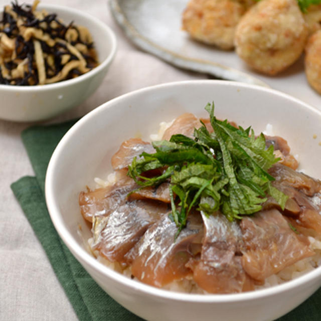 アジの手ごね寿司。豆麩のから揚げ、たまり漬け切り干しひじきサラダの晩ご飯。