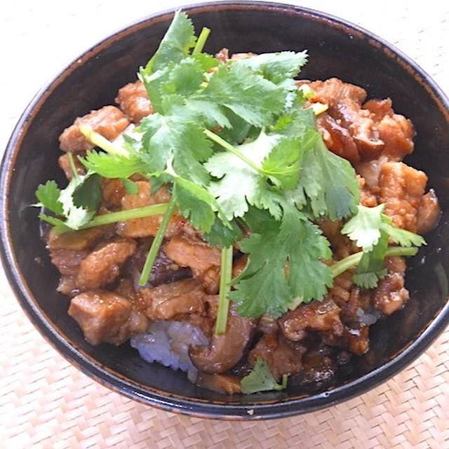 フライパンでサッと炒めて煮るだけ簡単〜ピリ辛でシナモン香る〜魯肉飯。