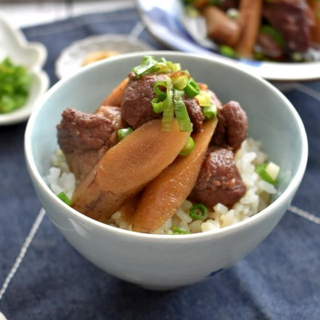 新米をおいしく～　牛肉スジ肉とごぼうのつゆだくのっけ丼