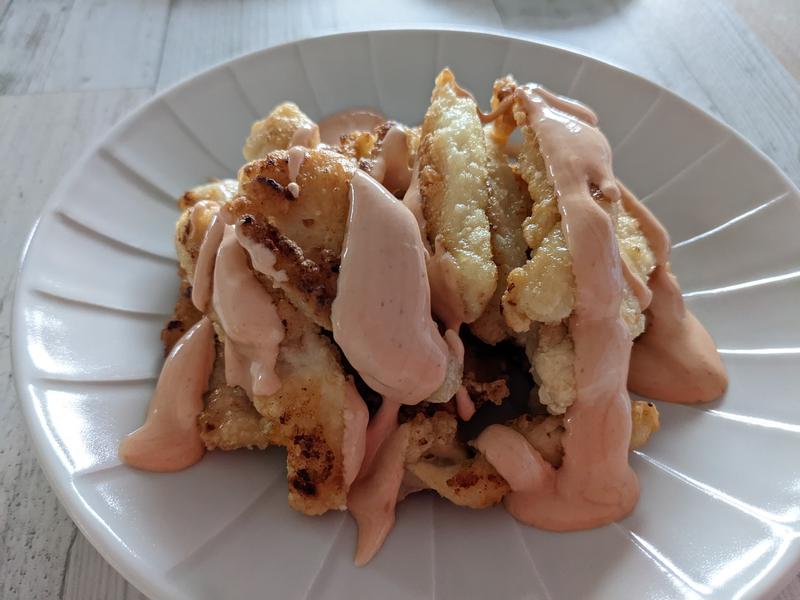 【鶏むね肉のカリカリチキン・ピンクソース】これはやみつきチキンです。