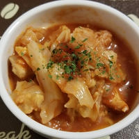 鶏むね肉とキャベツのからしトマト煮込み