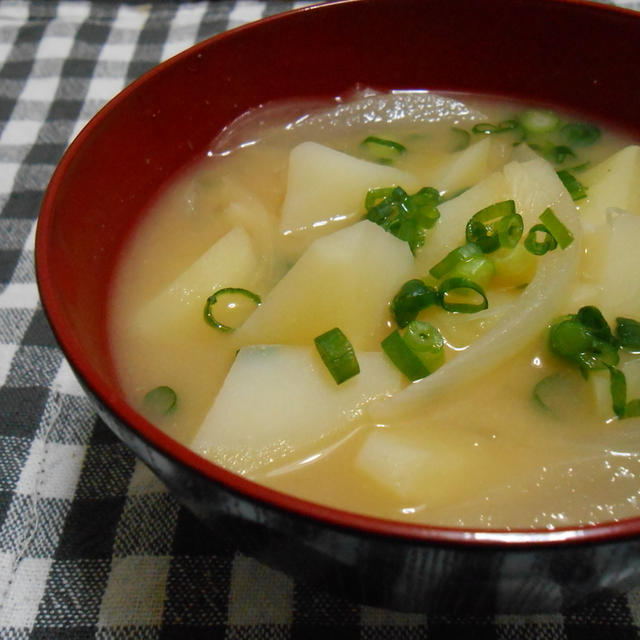 皆大好き！！　じゃがいもと玉ねぎの味噌汁の作り方