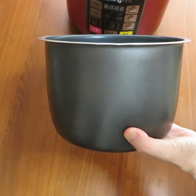 電気圧力鍋や炊飯器の内鍋にぴったりに敷くクッキングシートのカット方法
