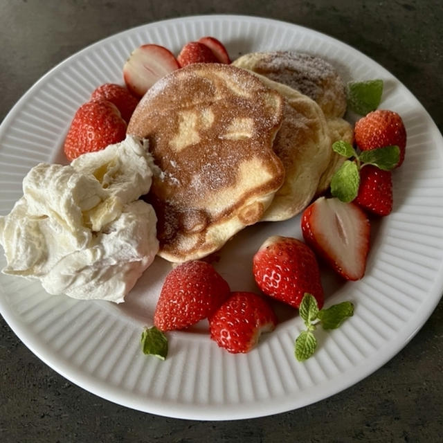 【レシピ】「栗きんとんクリームのせパンケーキ」で余った栗きんとんがスイーツに変身！きんとんと生クリーム、いちごの相性も最高！