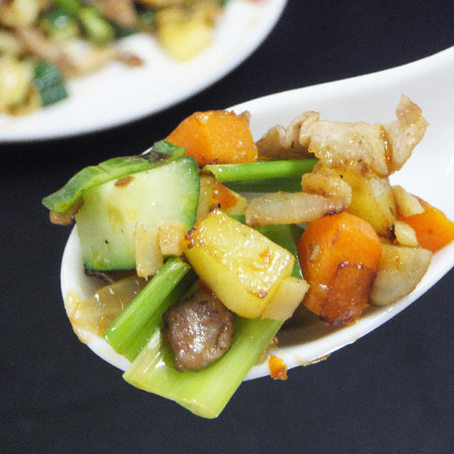 粗挽き肉と小さな角切り野菜の中華風炒め物