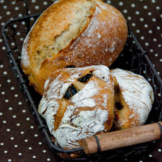 フランスのパン・パン・オ・ルヴァンとチェリーとくるみのリュスティック