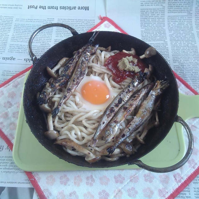 子持ちししゃも・ぶなしめじ載せ月見焼きうどん