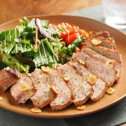厚切りポークのにんにくチーズ焼き、弱火で焼けばしっとりジューシー！