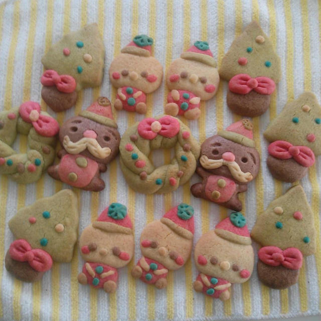 楽しいクリスマスクッキー。サンタさん、ツリー、リーフでハッピー♪