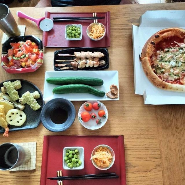 休日につき、買ってきたピザ、焼き鳥、お寿司、プランターのきゅうりとプチトマトで昼からダラダラ家呑