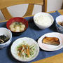 ひじきの炒め煮と２色こんにゃくの炒め煮ともやしと水菜のおろしだれでうちごはん（レシピ付）