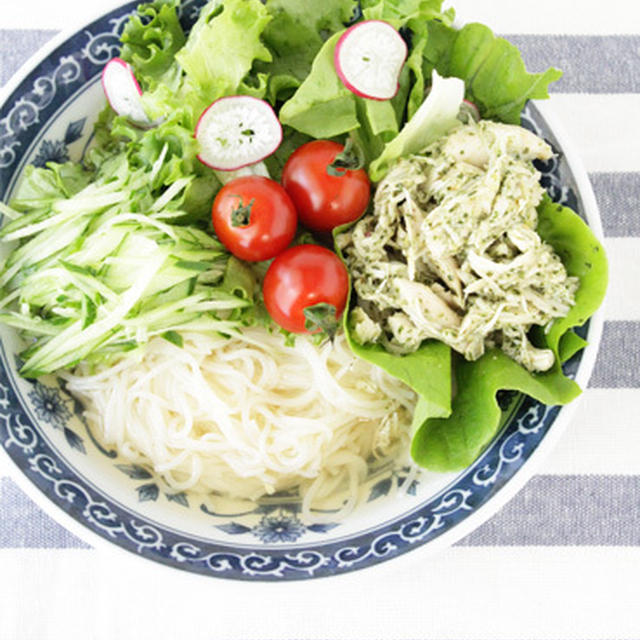 バジル蒸し鶏のグリーン冷麺