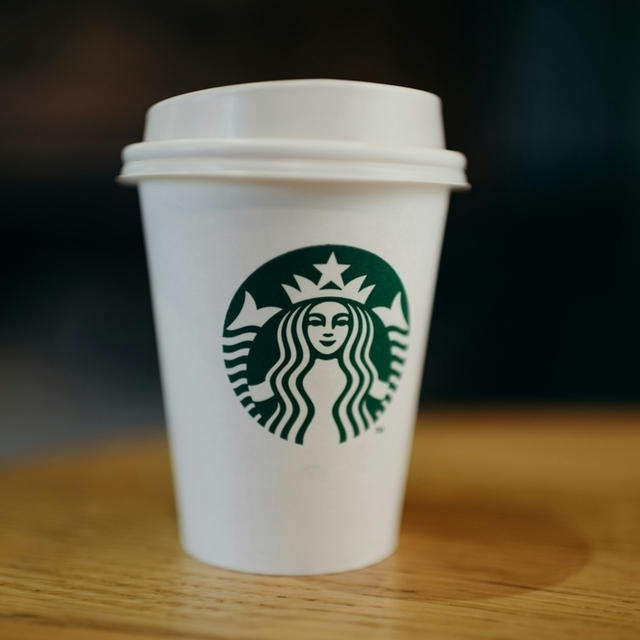 スターバックスのカップはどれを選んでも量が同じ？そんな動画が炎上してるらしい