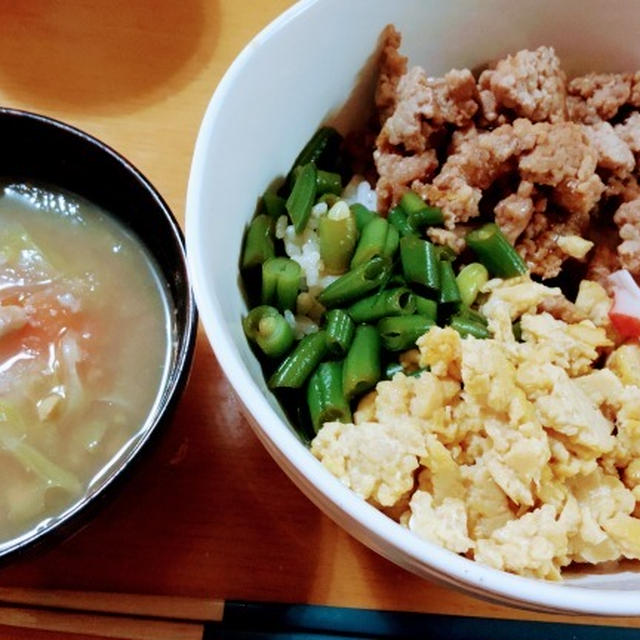 簡単４色丼と野菜たっぷり納豆汁