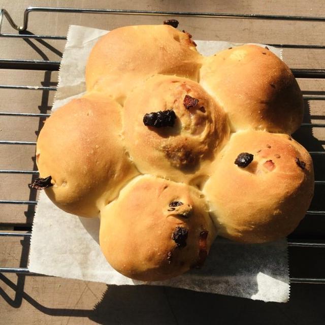 ドライトマトとベーコンのちぎりパン