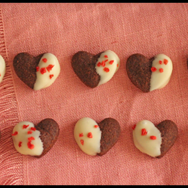 バレンタインデーに♪イチゴ風味のホワイトチョコがけハートココアクッキー