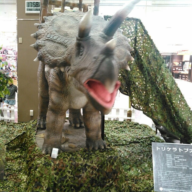 スーパーマーケットの恐竜が焼死？