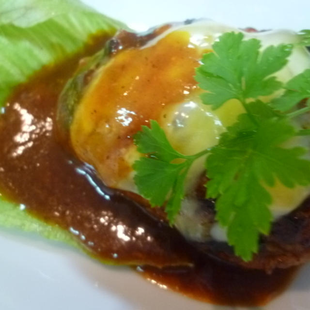 チーズＯＮ煮込みハンバーグ★