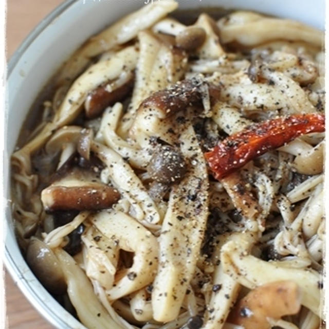 【茸のマリネと納豆のパスタ、とグリーンスムージー】