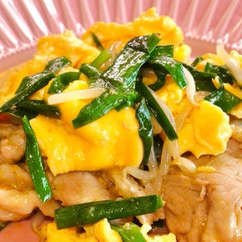 【レンジで簡単】ふわとろ豚ニラ玉の作り方〈ニラレシピ 豚こま肉 節約〉