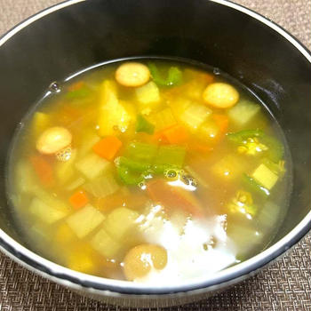 野菜たっぷりカレースープ⭐︎スパイスで味わい深まる♪食べ応えたっぷり、おかずスープレシピ
