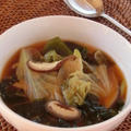 韓国風の味噌汁で体もポカポカ☆レタスとワカメのコチュ味噌スープ
