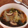 韓国風の味噌汁で体もポカポカ☆レタスとワカメのコチュ味噌スープ