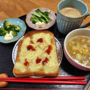 チーズトーストと野菜のコンソメスープ
