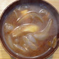 ツナ缶と玉ねぎの赤だし