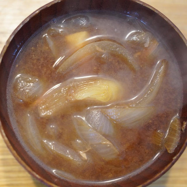 ツナ缶と玉ねぎの赤だし