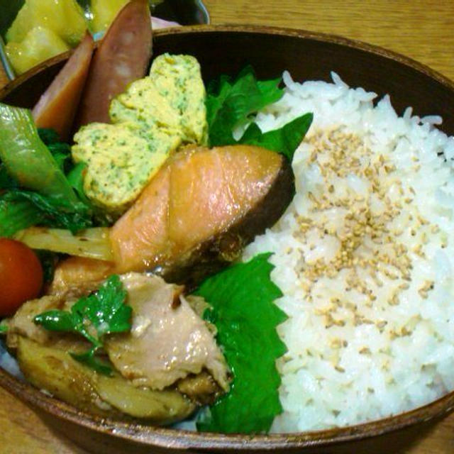 焼き鮭弁当、ピザの晩ごはん