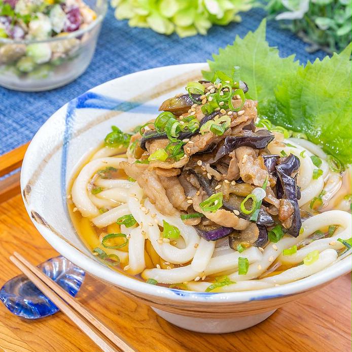 丼に盛られた甘辛豚バラなすのぶっかけうどん