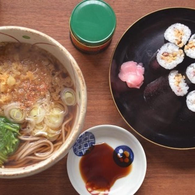 蕎麦と納豆巻き。