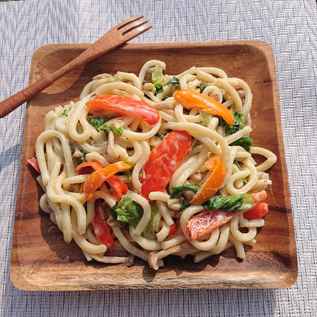 災害時に便利なカセットコンロで、ピーマン、レタス、しめじの焼きうどん