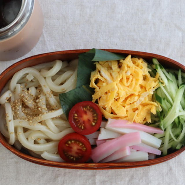 今年も冷たい麺のお弁当（どう詰めるかすっかり忘れてしまいました…。）