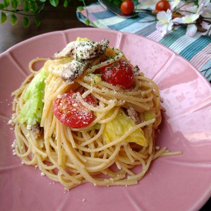 ピンクの皿に盛られた春キャベツとミニトマトのスモークチーズパスタ