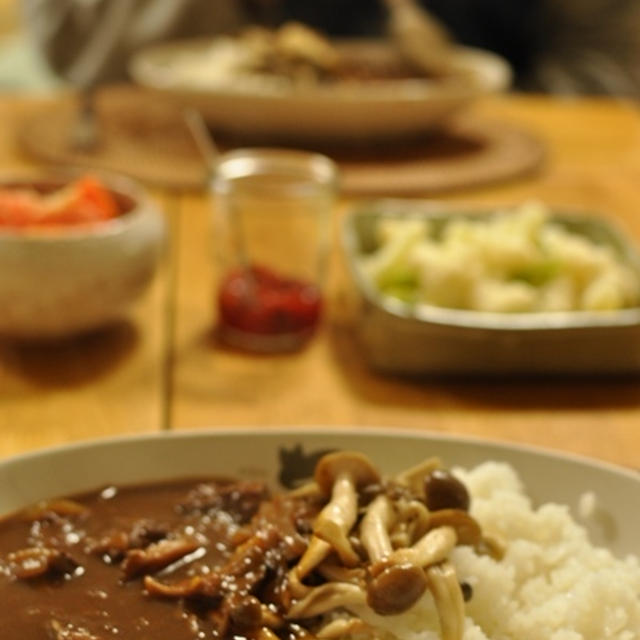 牛すじきのこカレーの晩ごはん