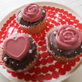 バレンタイン！簡単！ルビーチョコの薔薇&ハートチョコモチーフが可愛いカップケーキ♪ by ハッピーさん