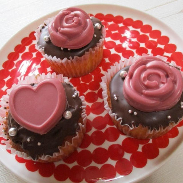 バレンタイン 簡単 ルビーチョコの薔薇 ハートチョコモチーフが可愛いカップケーキ By ハッピーさん レシピブログ 料理ブログのレシピ満載