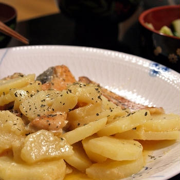 鮭とジャガイモの味噌マヨネーズ炒め