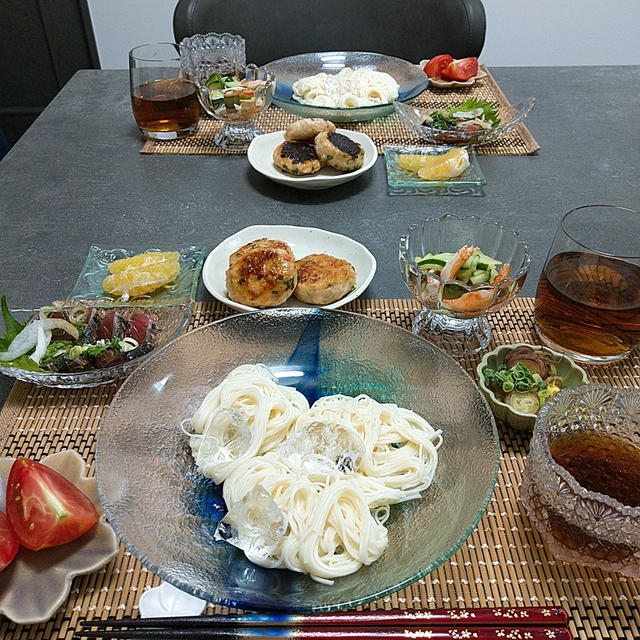 そうめんと鶏つくねと鰹のたたきの献立。株主優待、日新製糖。