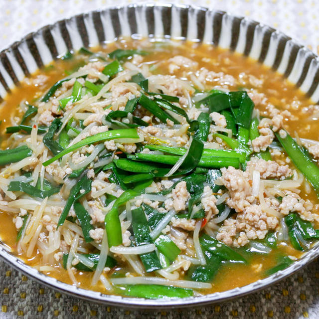 鶏ひき肉で作るニラもやし炒め&「お昼は海老フライカレーそして夜は卓上で焼きそば」